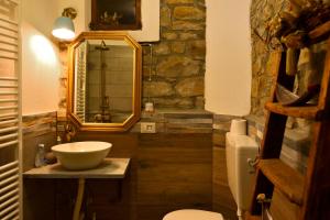 A bathroom at Il Borgo del Castello