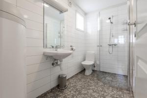 een witte badkamer met een wastafel en een toilet bij Sagi 1 Privat Apartment in Hafslo