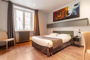 ein Hotelzimmer mit einem Bett und einem Fenster in der Unterkunft Hotel Esplanade in Straßburg