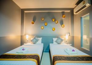 Postel nebo postele na pokoji v ubytování The Rubber Hotel Phuket