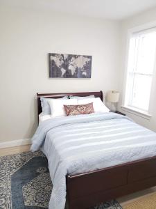 A bed or beds in a room at Spacious & Bright home In Bloomingdale/ Truxton DC