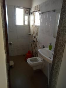 Vonios kambarys apgyvendinimo įstaigoje Konark Villa
