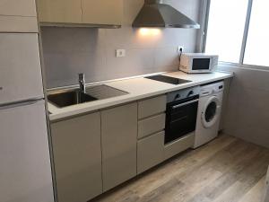 Una cocina o zona de cocina en Apartamentos Bruja