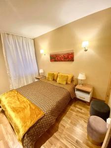 una camera da letto con un letto con lenzuola gialle e una finestra di Vaļņu Ielas Apartments a Cēsis