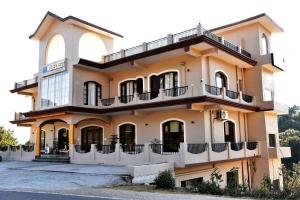 a house in the middle of a street at Mastiff Wildcrest Outer Dharamshala Near Chamunda Devi Temple in Pālampur