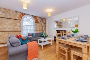Gallery image of Unique and quirky central apartment with parking in Oxford