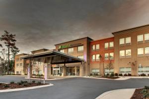 Holiday Inn Express & Suites Charleston NE Mt Pleasant US17, an IHG Hotel في تشارلستون: موقف فاضي امام مبنى