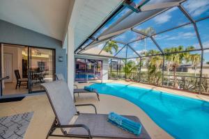 een huis met een zwembad en een patio bij Villa Sunset Cape Coral in Cape Coral