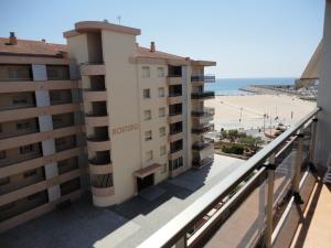desde el balcón de un hotel con vistas a la playa en Apartaments Lamoga - Boabi, en Torredembarra