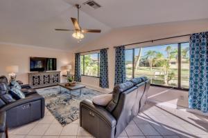 een woonkamer met 2 banken en een groot raam bij Villa Sunset Cape Coral in Cape Coral