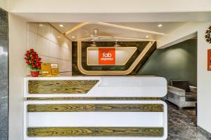 艾哈迈达巴德Hotel Palliate的大堂设有墙上的电视