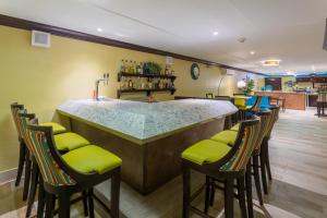 
De lounge of bar bij Holiday Inn Resort Montego Bay All Inclusive, an IHG Hotel

