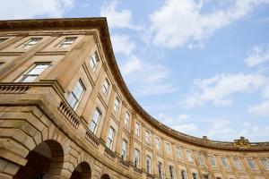 un grande edificio con un cielo sullo sfondo di Ensana Buxton Crescent a Buxton