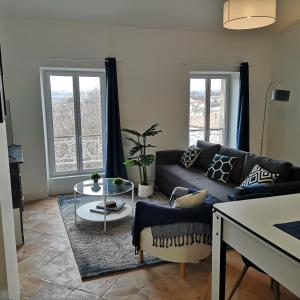 sala de estar con sofá y mesa en Suite Mermoz -T3- Belle vue - Billard-wifi-Vélo en Castelnaudary