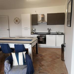 O bucătărie sau chicinetă la Suite Mermoz -T3- Belle vue - Billard-wifi-Vélo
