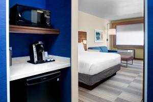 Postel nebo postele na pokoji v ubytování Holiday Inn Express & Suites - Houston NW - Cypress Grand Pky by IHG