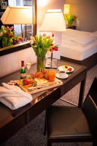 ein Tablett mit Essen auf einem Tisch in einem Hotelzimmer in der Unterkunft Bölsche Hotel in Berlin