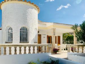 Biały dom z ogrodzeniem i balkonem w obiekcie Casa Dorotea w mieście Son Serra de Marina