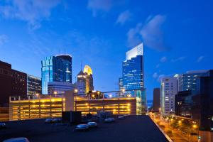 Blick auf eine Stadt in der Nacht mit Gebäuden in der Unterkunft Holiday Inn Express Hotel & Suites Minneapolis-Downtown Convention Center, an IHG Hotel in Minneapolis