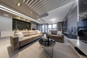 ein Wohnzimmer mit einem Sofa und einem Tisch in der Unterkunft Elite Apartments Granaria Luxury in Danzig
