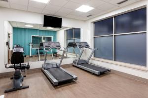 een fitnessruimte met 2 loopbanden en een flatscreen-tv bij Holiday Inn Express Hotel & Suites Minneapolis-Downtown Convention Center, an IHG Hotel in Minneapolis