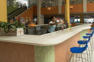 
De lounge of bar bij Holiday Inn Resort Montego Bay All Inclusive, an IHG Hotel
