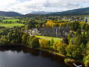 フォート・オーガスタスにあるGlenmorangie Highland Club Scotlandの城と川の空中景