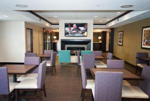 Lounge o bar area sa Holiday Inn Express Hotel & Suites Wichita Northeast, an IHG Hotel
