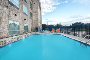 密蘇里市的住宿－Holiday Inn Express & Suites- Sugar Land SE - Missouri City, an IHG Hotel，大楼前的大型游泳池