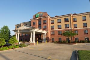 un edificio de hotel con un aparcamiento enfrente en Holiday Inn Express Hotel & Suites Clinton by IHG, en Clinton