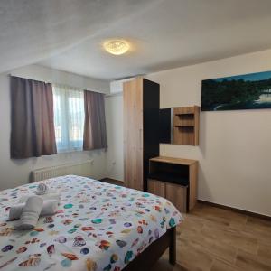 1 dormitorio con cama y escritorio. en Guest House Šapina, en Korenica
