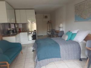 una camera con letto e cucina di le petit Eden de la Madrague face à la Ciotat a Saint-Cyr-sur-Mer