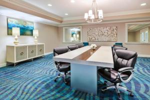 een vergaderzaal met een grote tafel en stoelen bij Holiday Inn Express & Suites Carmel North – Westfield, an IHG Hotel in Carmel