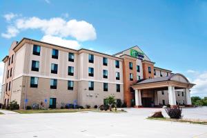 een groot kantoorgebouw met een gebouw bij Holiday Inn Express and Suites Urbandale Des Moines by IHG in Urbandale