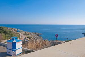 latarnia morska na zboczu klifu w pobliżu oceanu w obiekcie Una Torre nel Mare w mieście Gagliano del Capo