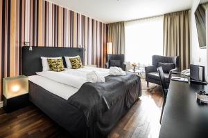 Pokój hotelowy z łóżkiem i biurkiem w obiekcie First Hotel Witt w mieście Kalmar