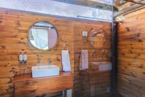 A bathroom at Shindzela Tented Camp