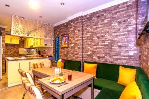 ein Esszimmer mit einem grünen Sofa und einem Tisch in der Unterkunft Walnut Shell Hotel Sultanahmet in Istanbul