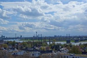 een uitzicht op een stad met een brug en een rivier bij Messe Residence Boardinghouse in Düsseldorf