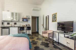 uma sala de estar com uma cama e uma cozinha em Appartamento Flora Metro Vittorio em Roma