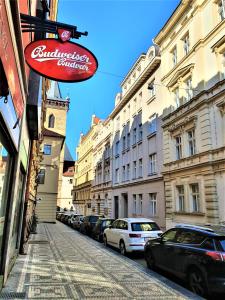 een straat met auto's aan de kant van de weg bij Reznicka Apartments in Praag