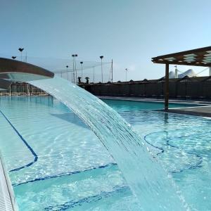 una piscina di acqua blu di Maison Belle Vue a Chioggia