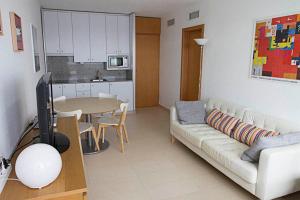 sala de estar con sofá y mesa en Apartamento con vistas al mar primera linea playa Matalascañas, en Matalascañas