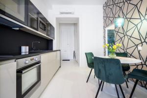 Kuchyňa alebo kuchynka v ubytovaní BpR KYANIT Design Apartments with A/C