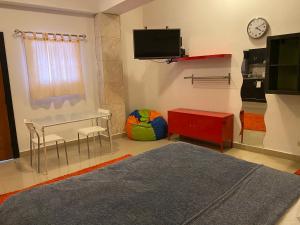 TV a/nebo společenská místnost v ubytování Apartahotel Guaraguao