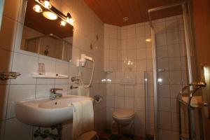 Kamar mandi di Hotel Engl