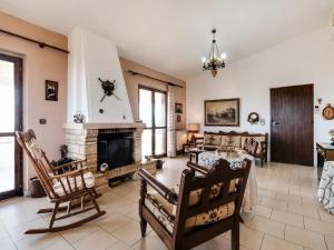 een woonkamer met een open haard en een tafel en stoelen bij Holiday villa with sea view in Paralia Avlidas in Dhílesi