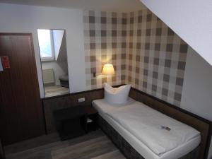 Rúm í herbergi á Hotel Anhalt