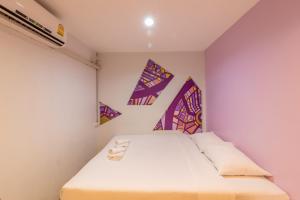 Ein Bett oder Betten in einem Zimmer der Unterkunft 63 Bangkok Hotel