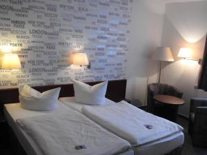 Rúm í herbergi á Hotel Anhalt